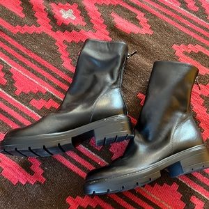 Stylish black zip back Chelsea boot